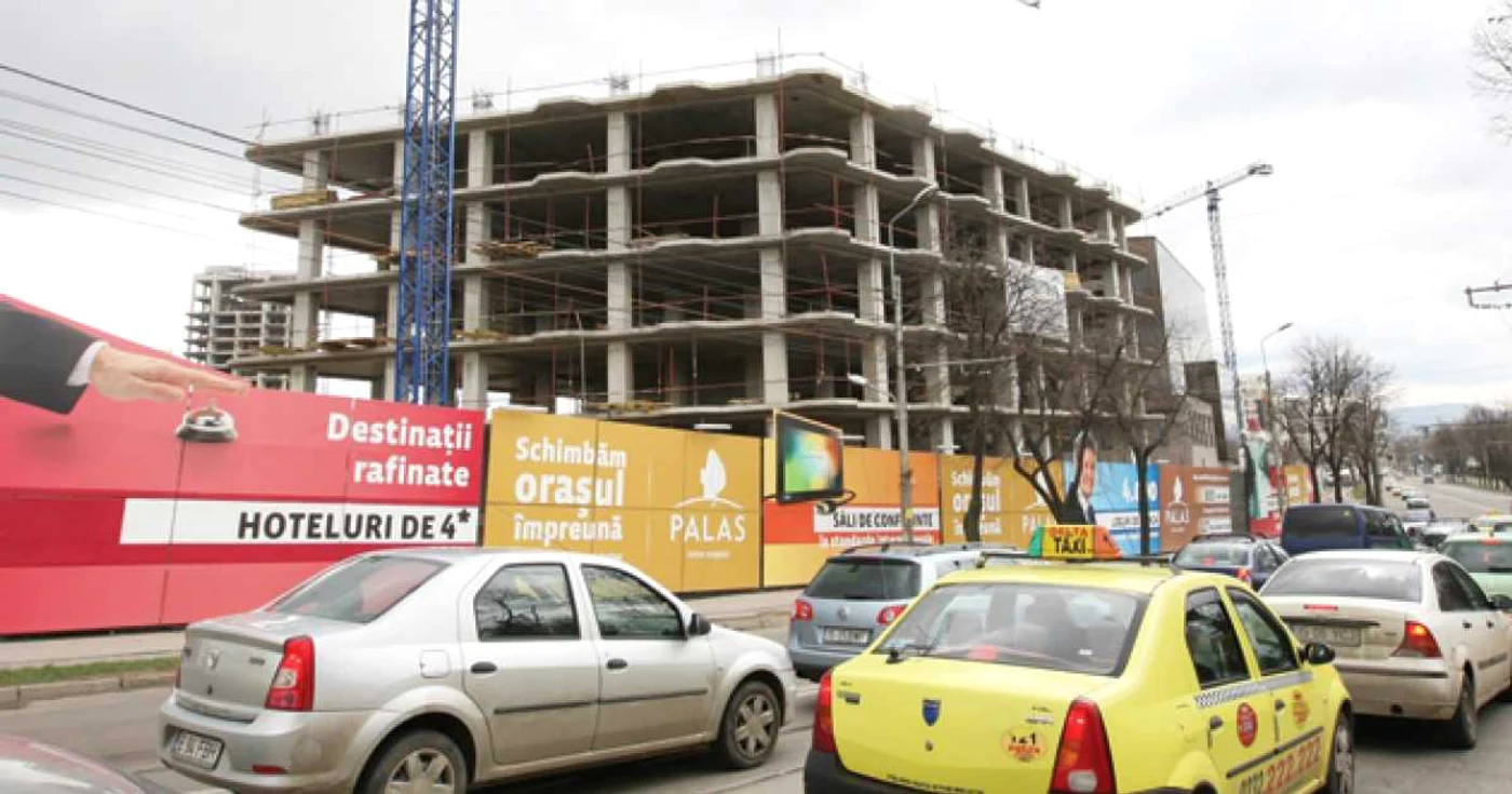 Circulaţia auto va fi restricţionată până la sfârşitul anului pe strada Palat