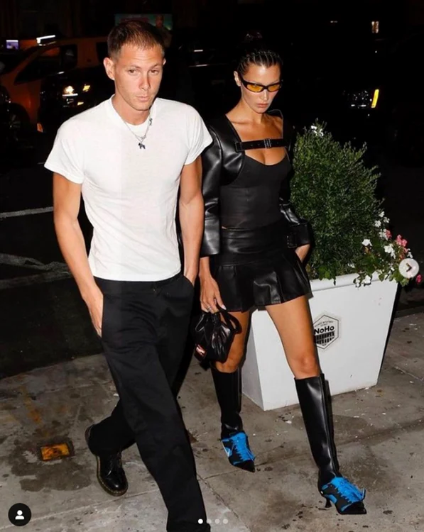 Bella Hadid poartă cizme create de Ancuța Sarca. Foto: Instagram