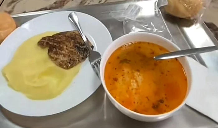 Un student de la ASE București a postat cât a plătit pentru un meniu copios FOTO: TikTok