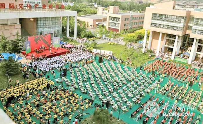 
     Înainte de a obţine  confirmarea oficială,  grupul chinez a susţinut  un concert în Tianjin  