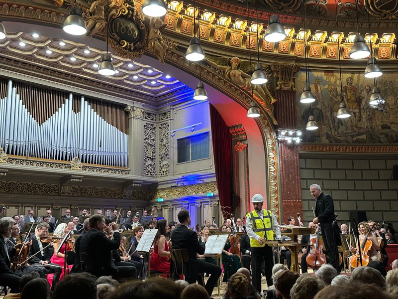 Concert cu gust de șampanie, cu haz și dedicații, la Ateneu