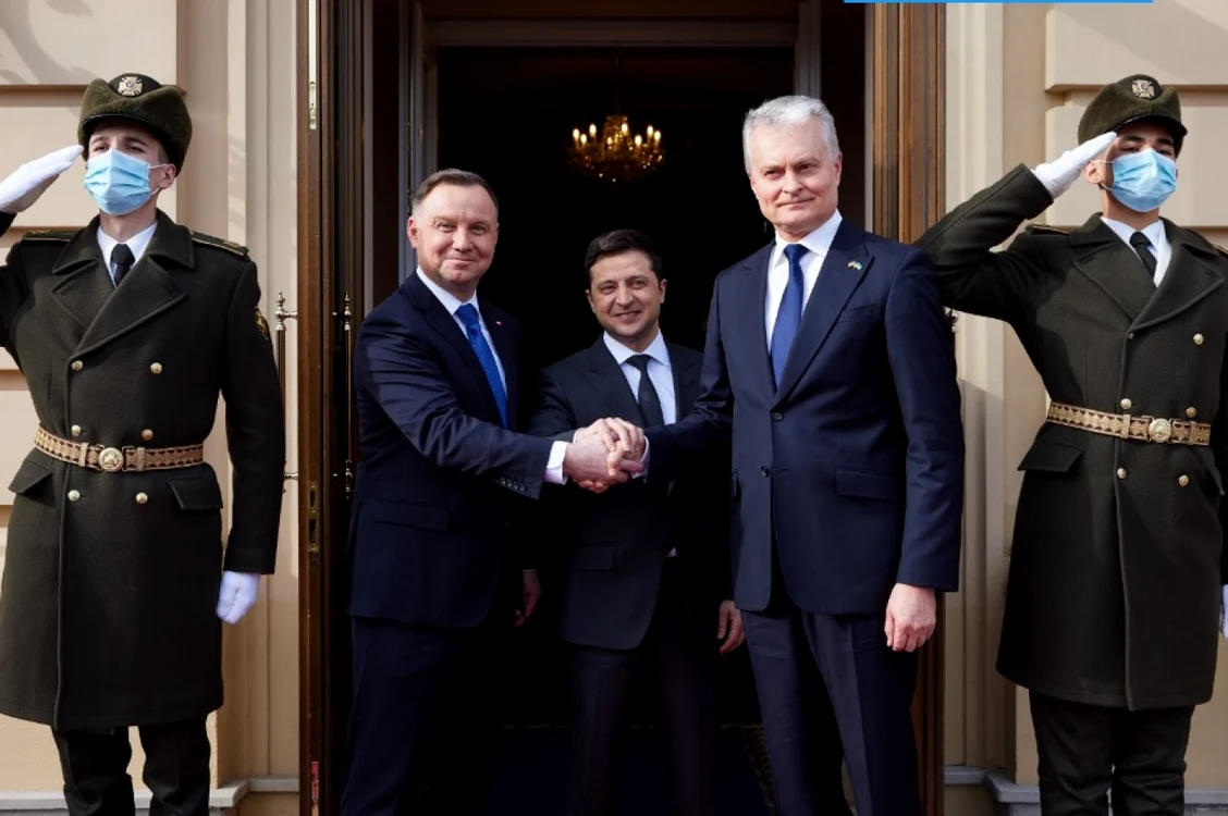 Preşedintele Poloniei, Andrzej Duda şi preşedintele Lituaniei, Gitanas Nauseda l-au asigurat pe preşedintele Ucrainei, Volodymyr Zelenskyy, că ucrainenii pot conta pe sprijinul celor două state, în căutarea păcii. Sursa imaginii: Gitanas Nauseda.