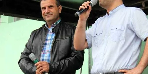 Primarul Valentin Vrabie din comuna Peştera judeţul Constanţa de Ziua Copilului Foto comunapestera.ro