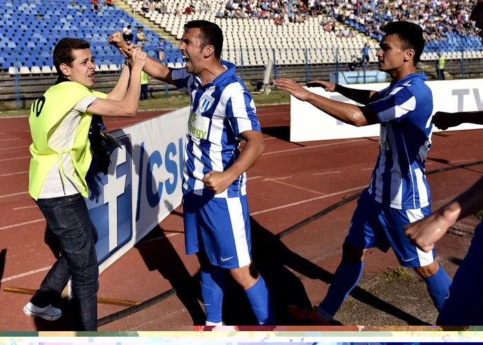 Jucătorii lui CS U Craiova se bucură pentru promovare. FOTO: Răzvan Păsărică