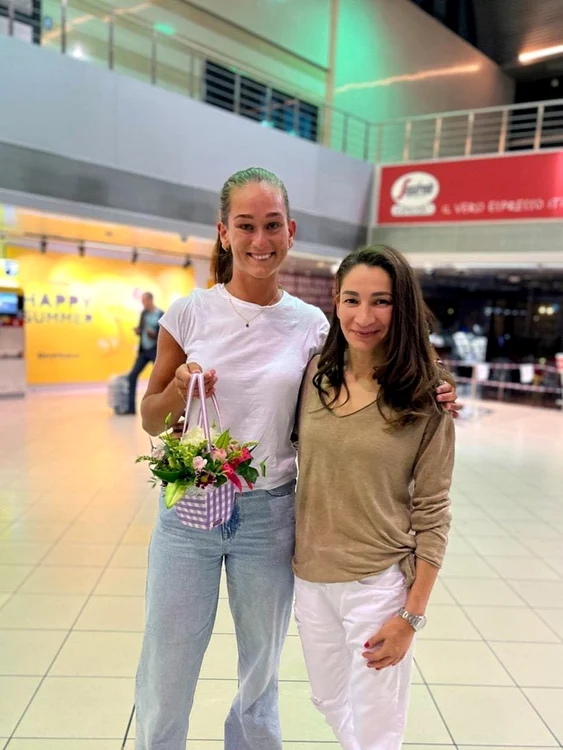 Evelina şi fosta mare jucătoare Cristina Vărzaru. FOTO CSM Bucureşti