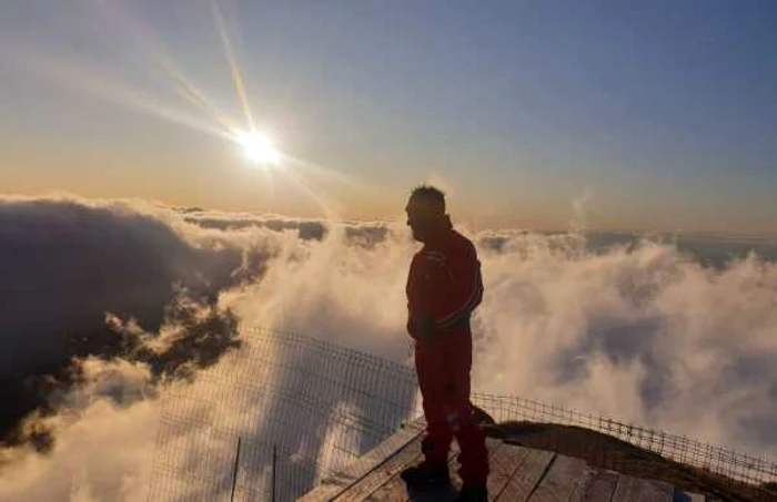 alpinisti azuga restauratori cruce caraiman