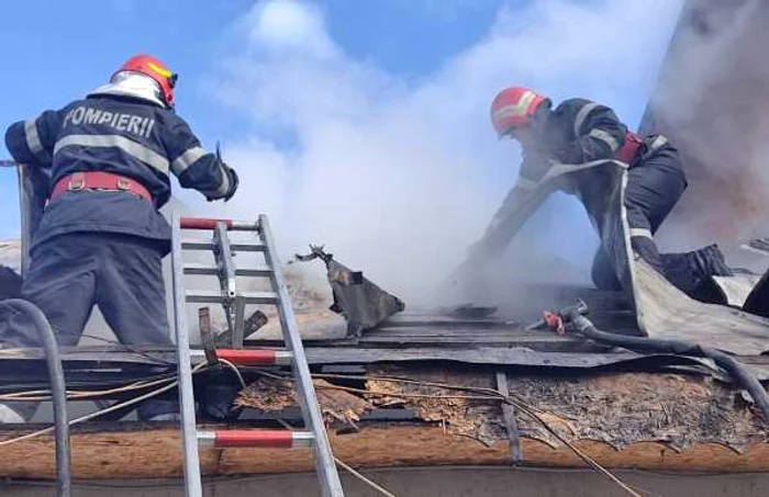 O casă a luat foc în comuna Târgşorul Vechi din Prahova FOTO ISU