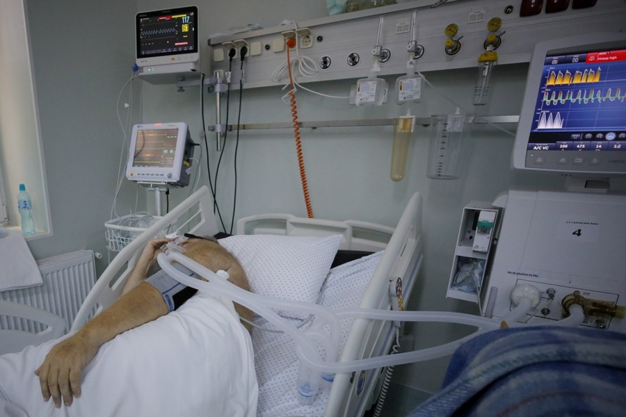 România, ca un bolnav ținut pe aparate. Economiștii spun că am luat-o pe urmele Greciei: „La dobânzile plătite suntem deja în Junk”