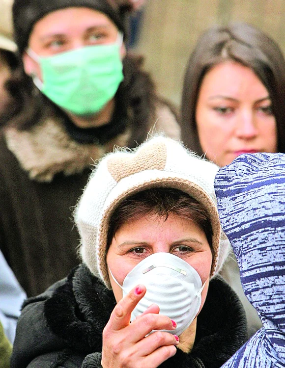 
    Mulţi dintre bucureştenii care au aşteptat să fie vaccinaţi se păzeau de virus cu măşti  