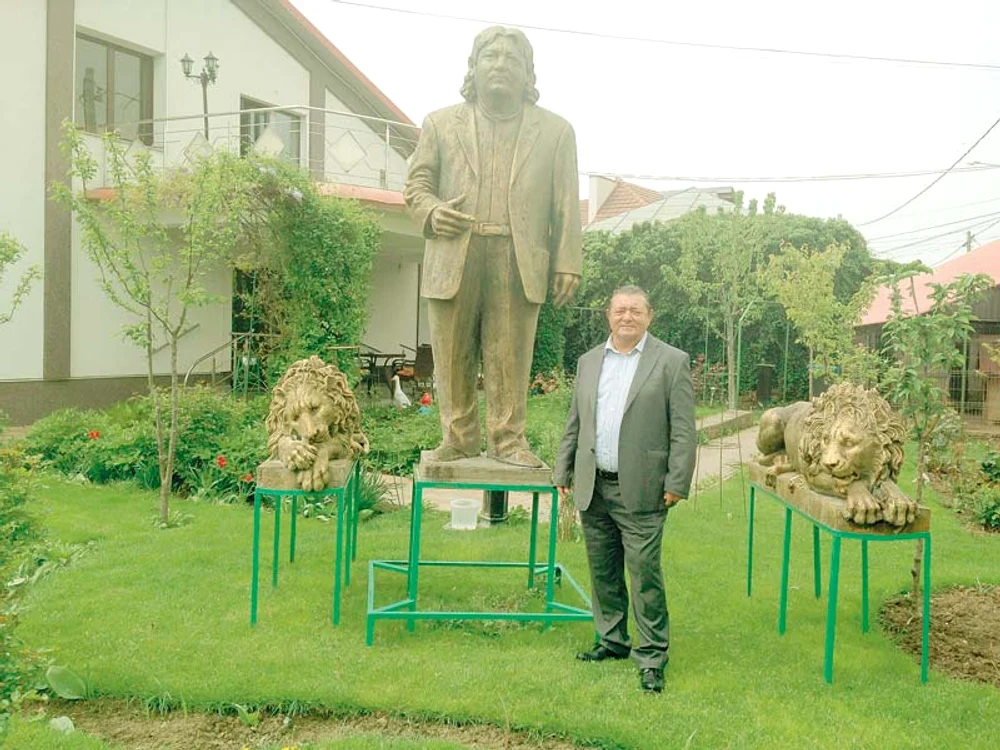 
    Statuia a fost  amplasată în  curtea vilei  omului de afaceri  