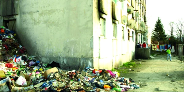 În blocurile ghetou mizeria a urcat la etajul întâi