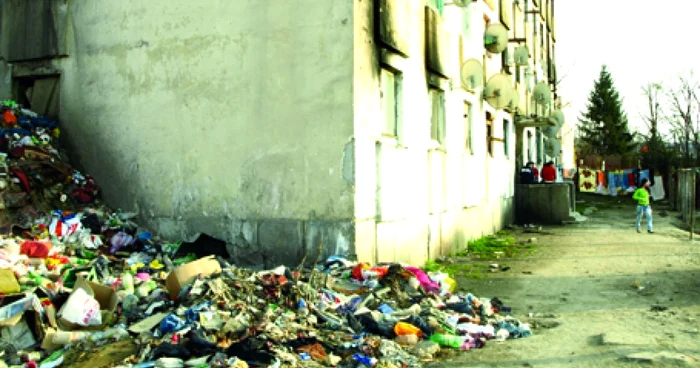 În blocurile ghetou mizeria a urcat la etajul întâi