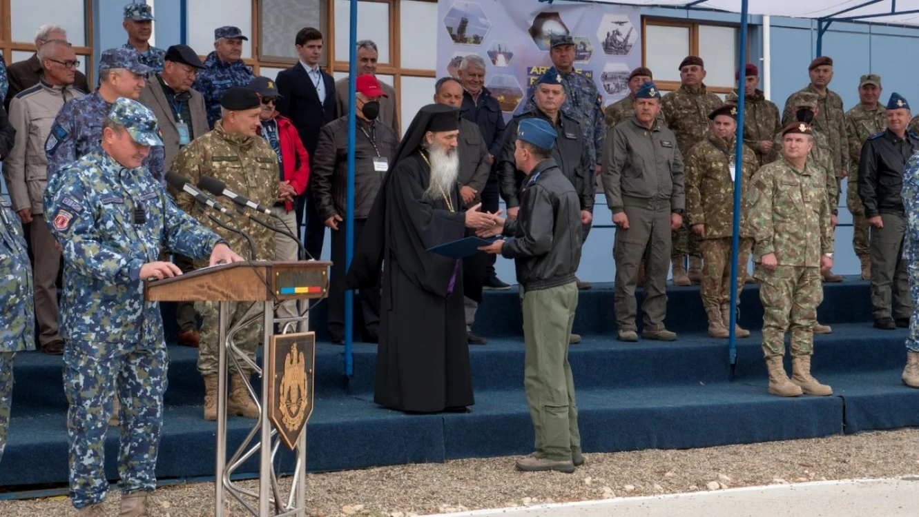 IPS Teodosie a primit Emblema de Onoare a Forţelor Aeriene FOTO Arhiepiscopia Tomisului