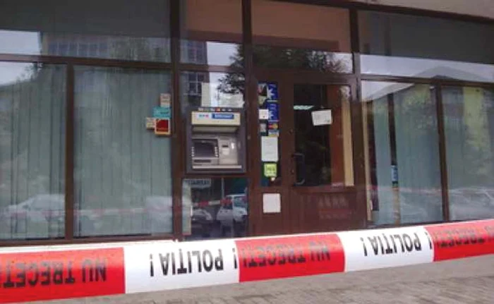 Hoţii au fugit cu toţi banii din bancomat