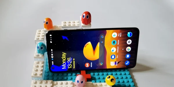 OnePlus Nord 2 PAC MAN Edition FOTO Adrian Pogîngeanu