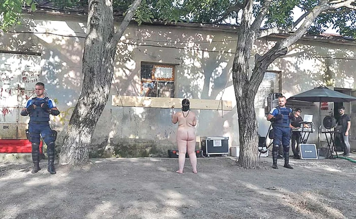 Femeia a bătut toaca pe muzică simfonică