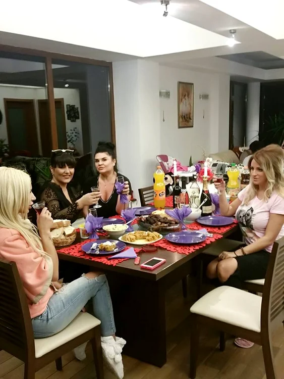 De când s-a măritat și a devenit mămică, Sânziana Buruiană are foarte des motive de petrecere și cheamă multă lume la masă
