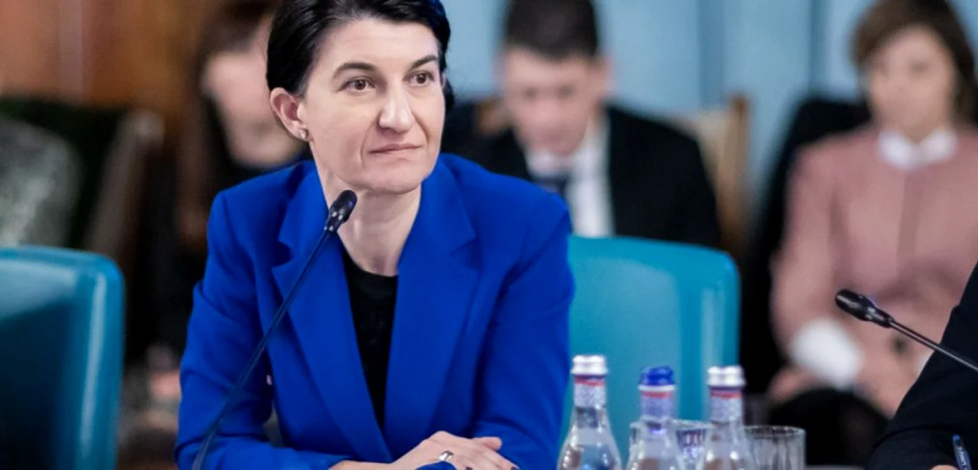 Violeta Alexandru cere firmelor să nu lase oamenii fără loc de muncă FOTO gov.ro