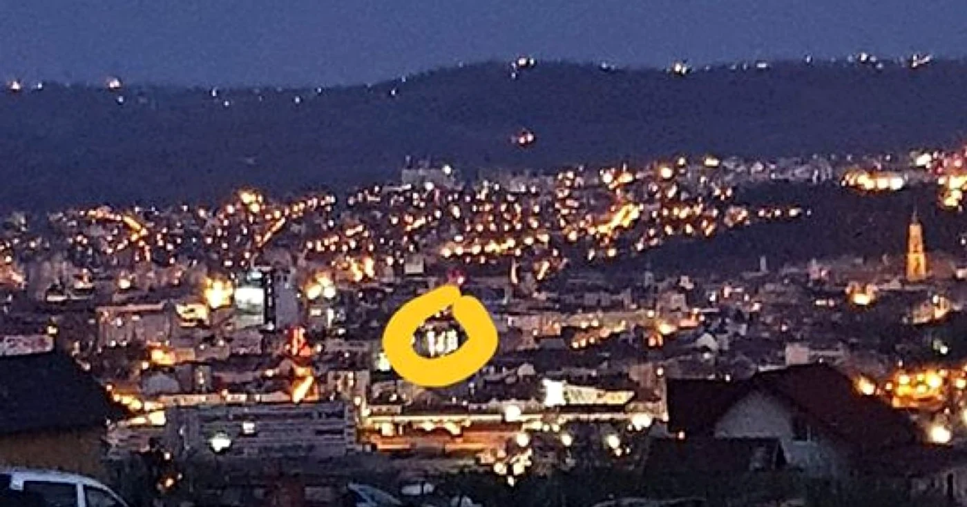 Bărbatul vede casa unde locuieşte fiica sa de pe fereastra salonului unde este internat. FOTO: Arhivă personală