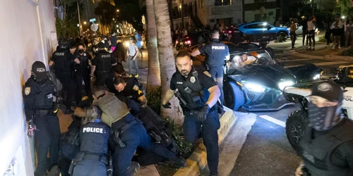 Turiştii sosiţi în Miami Beach au devenit violenţi FOTO EPA-EFE