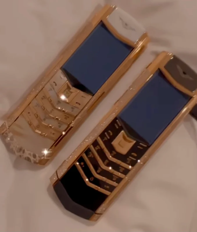 Anamaria Prodan deține un Nokia Vertu