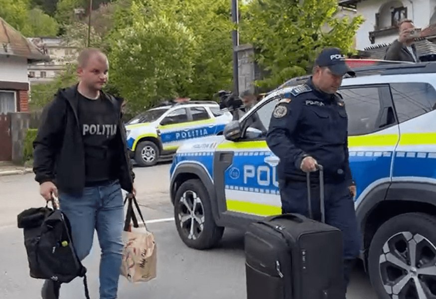 Precizările IPJ Prahova la imaginile cu polițiștii care au cărat bagajele primarului din Sinaia după ce a fost arestat