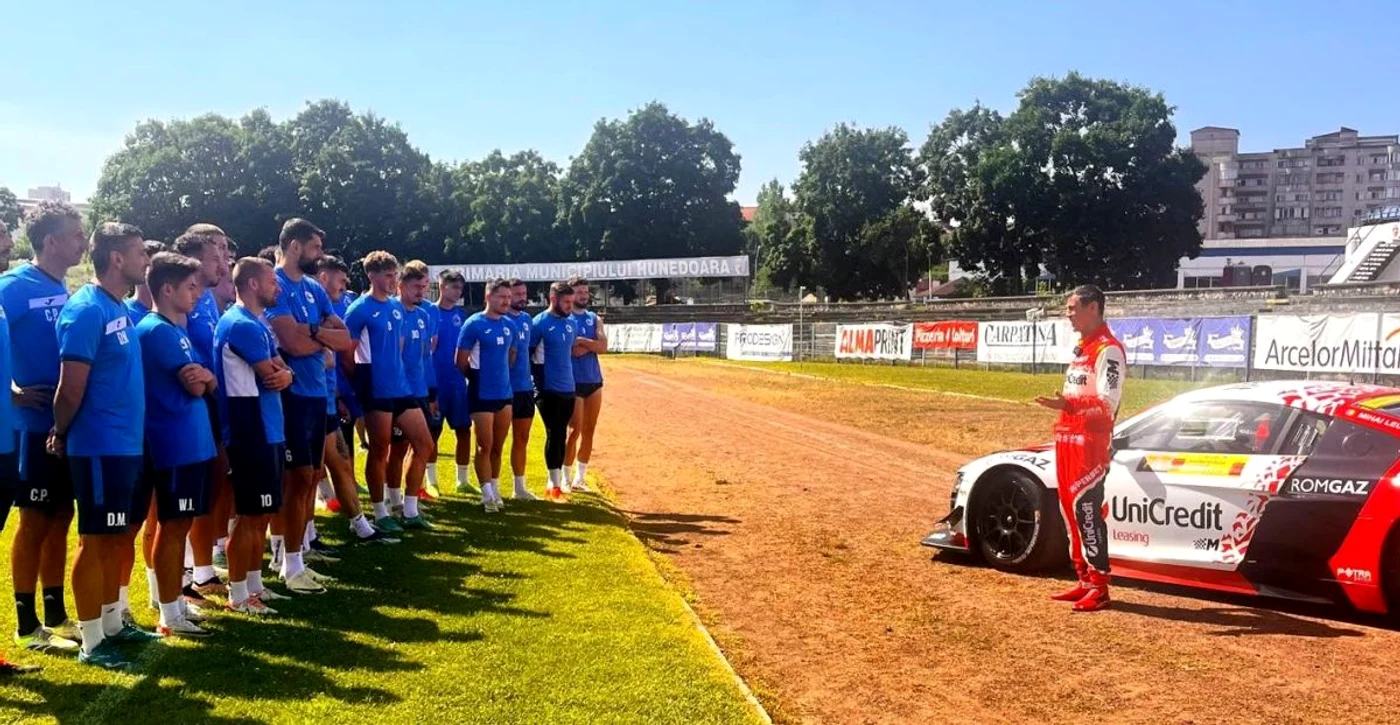 La 8 iulie 2024, Mihai Leu le-a vorbit fotbaliștilor de la Corvinul (FOTO: Facebook)