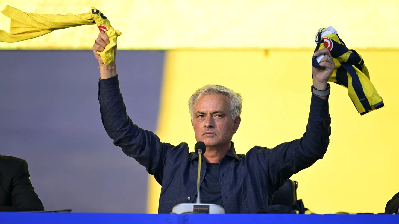 Jose Mourinho, cu fularul și tricoul lui Fenerbahce în mână. FOTO: Facebook