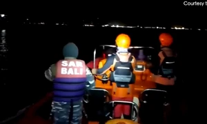 salvatorii cautand persoanele din feribotul scufundat din bali foto captura video png