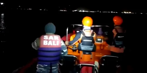 salvatorii cautand persoanele din feribotul scufundat din bali foto captura video png