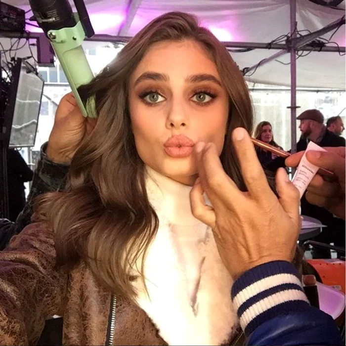 Majoritatea fetelor poartă extensii de păr în timpul prezentărilor