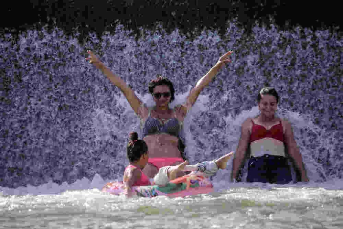 În București, în anumite zone, din cauza betoanelor și a străzilor intens circulate, temperatura ar putea depăși 38 de grade Celsius