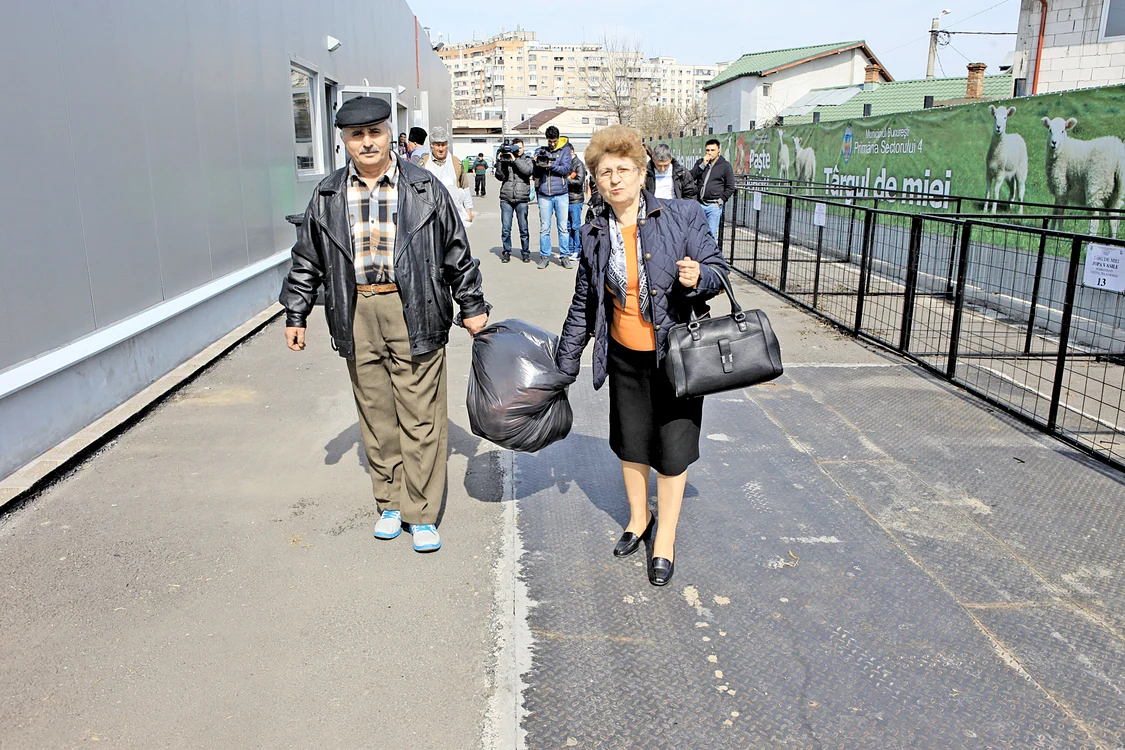 
    Tanţa şi Paul Ene au ales pentru  masa de Paşte un mieluţ de 11,5 kg  