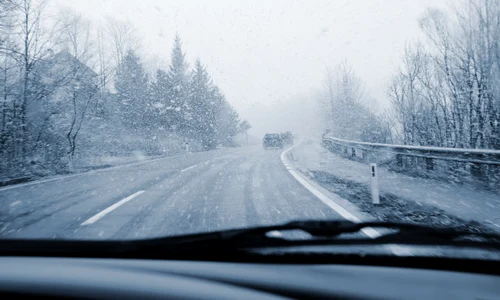 Conditii de ceata - ninsoare - zapada - polei- sofer- masina - vreme - meteo- FOTO Shutterstock 