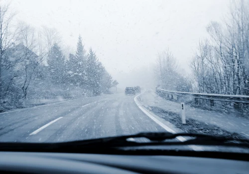 Conditii de ceata - ninsoare - zapada - polei- sofer- masina - vreme - meteo- FOTO Shutterstock 