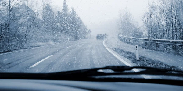 Conditii de ceata - ninsoare - zapada - polei- sofer- masina - vreme - meteo- FOTO Shutterstock 