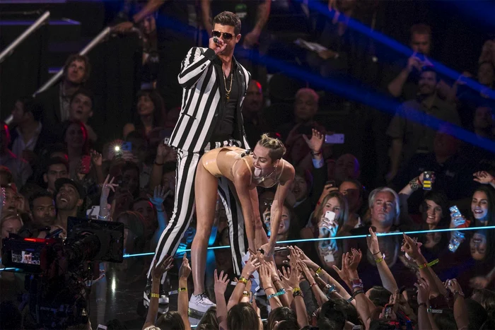 Miley
Cyrus a dansat lasciv alături de Robin Thicke pe ritmurile piese
„Blurred Lines“ în
cadrul galei MTV VMA FOTO Reuters