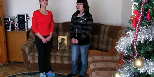 Nicoleta Zaharia (stânga) şi sora sa adoră să cânte colinde