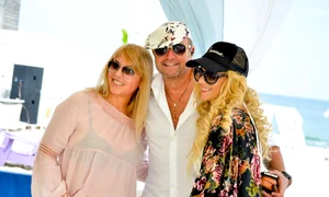 A testat băutura cu două blonde: Geta Marin şi Maria Simion jpeg