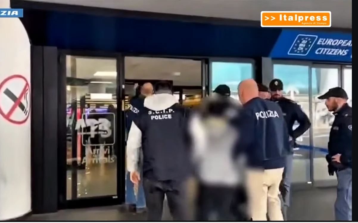 Momentul arestării unui dintre români FOTO captură YouTube Il Matino