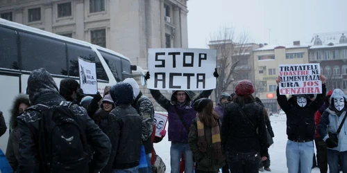 Tinerii din Ploieşti au protestat paşnic în faţa Palatului Culturii foto: Alex Policală