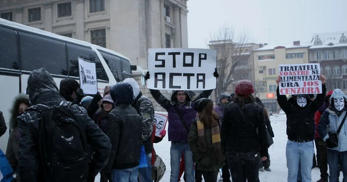 Tinerii din Ploieşti au protestat paşnic în faţa Palatului Culturii foto: Alex Policală