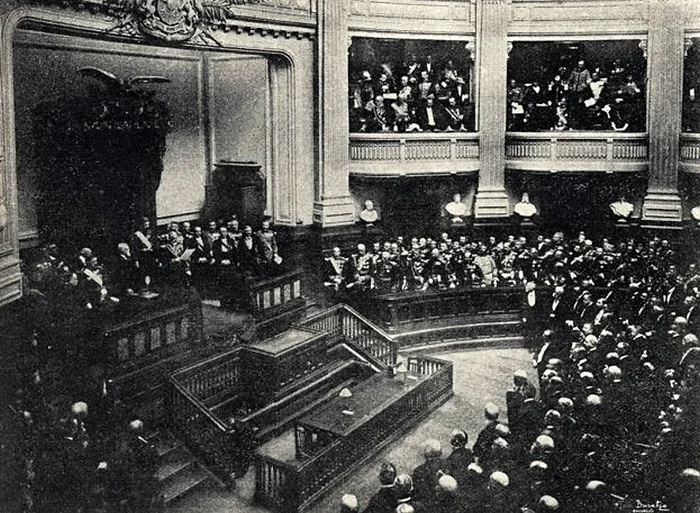 În timpul monarhiei, regele numea mai intai un prim-ministru al cărui guvern, abia după aceea, organiza alegerile parlamentare pe care, de regulă, le și câștiga