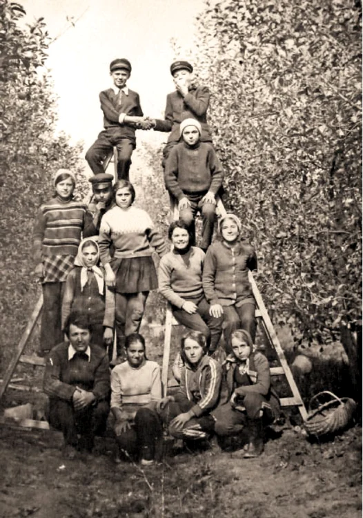 Fotografia câştigătoare: Costel Pantazică (stânga jos), alături de elevii săi, la cules de mere