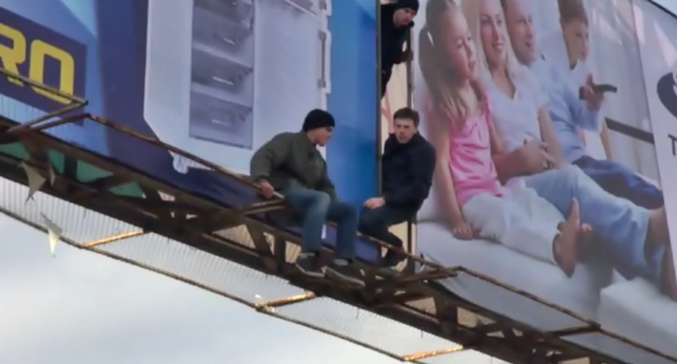 
    Dorin Chirtoacă s-a urcat pe un panou publicitar pentru a salva un tânărFoto: captură video  