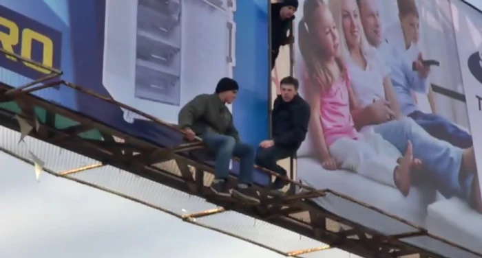 Dorin Chirtoacă s-a urcat pe un panou publicitar pentru a salva un tânărFoto: captură video