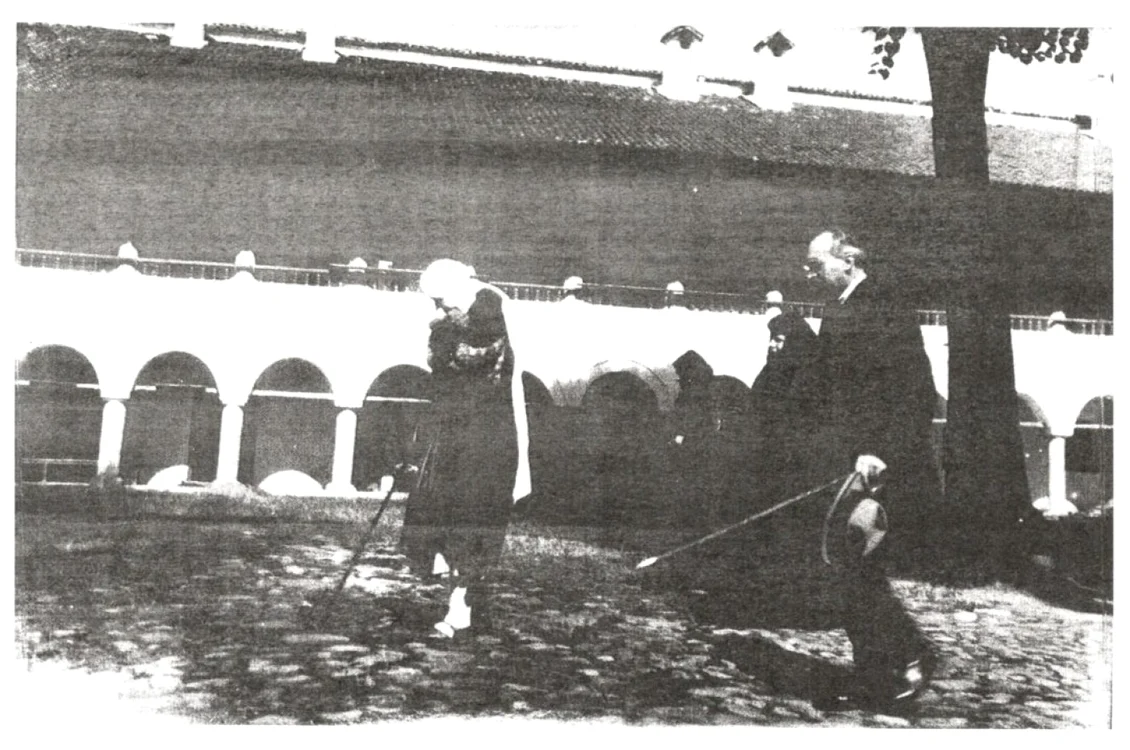 Regina-Maria-şi-I.G.-Duca-în-curtea-Mănăstirii-Horezu-Vâlcea-în-1926 Foto Arhiva Florin Epure