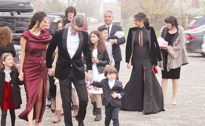 
    La 38 de ani, Anca Serea este o femeie împlinită. Are șase copii, iar aici o ține în brațe pe mezina familiei, care a fost creștinată sâmbătă   