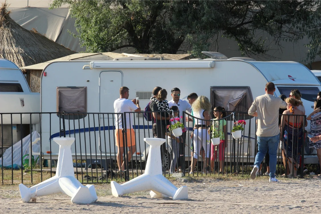 
    Liviu Vârciu, asaltat de turiștii din Jupiter pentru poze și autografefoto: BLITZ  