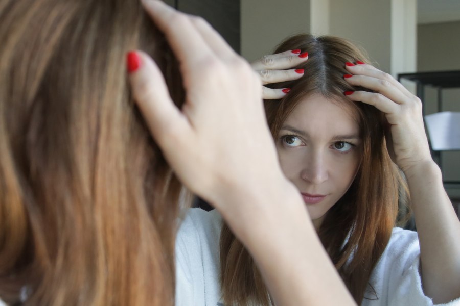 Suplimentele care te ajută să spui stop firelor albe fără substanțe chimice. Ce arată studiile